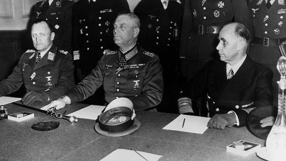 Wilhelm Keitel unterschreibt 1945 Kapitulationsdokument, neben ihm Hans Jürgen Stumpff und Hans Georg von Friedeburg