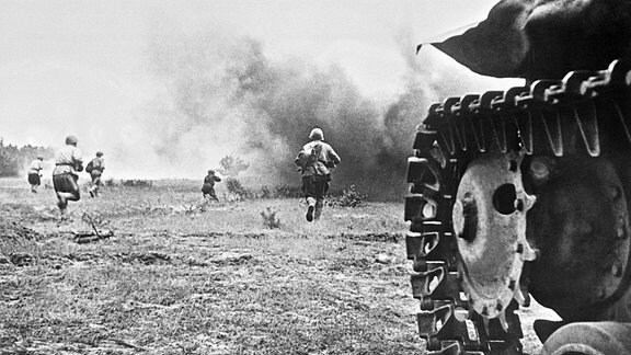 Panzer und Infanterie der 1. Weißrussischen Front beim Angriff