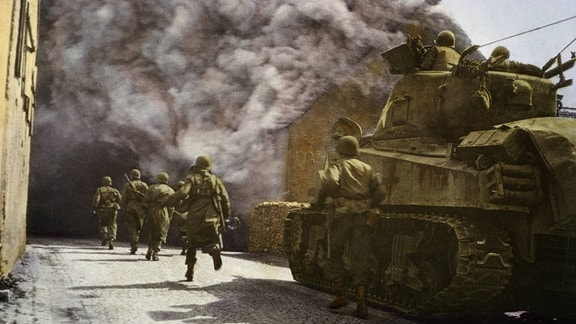 US-Soldaten und Sherman-Panzer im Kampf um ein deutsches Dorf 1945