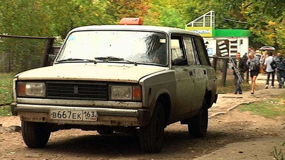 Ein weißer Lada Kombi