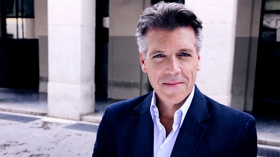 Bariton Thomas Hampson im weißen Hemd und blauen Sakko