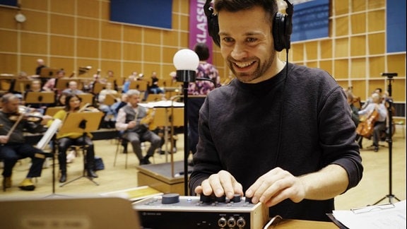 Jack Pop probt mit dem MDR-Sinfonieorchester für die Show zum Valentinstag in Halle