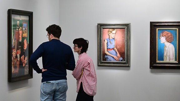Zwei Personen in einer Ausstellung.
