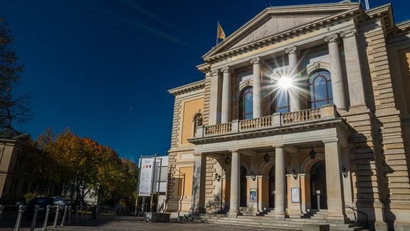 Oper Halle, Haupteingang mit Sonnenstern Querformat, Heller Tag, Herbst,