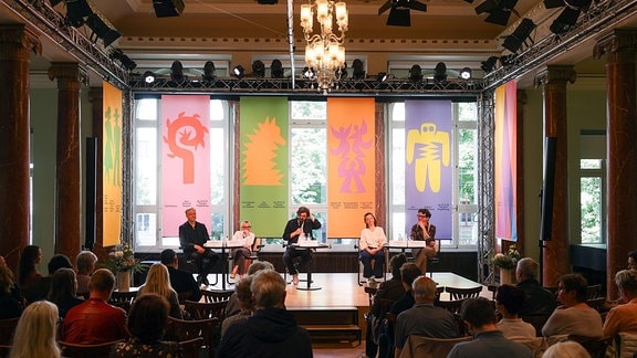 Pressekonferenz im Schauspielhaus Magdeburg: Vier Personen aus der Thgeaterleitung sitzen vorn an einem Tisch, vor ihnen die Journalisten im Publikum