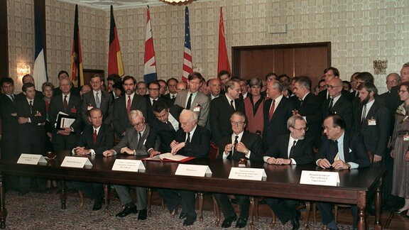 James Baker, Douglas Hurd, Eduard Schewardnadse, Roland Dumas, Lothar de Maiziere, Hans-Dietrich Genscher unterzeichnen  den Vertrag über die äußeren Aspekte der deutschen Einheit