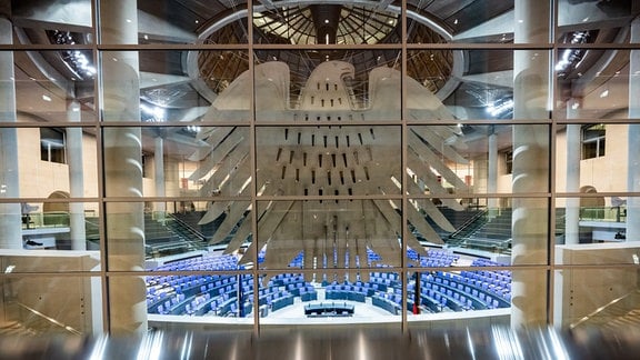 Blick in den umgebauten Plenarsaal des Deutschen Bundestag vor der konstituierenden Sitzunges des Bundestags in der 21. Legislaturperionde.