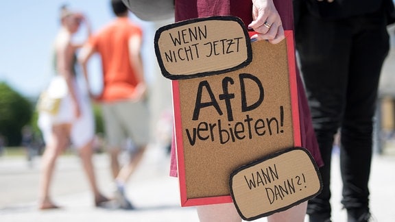 Eine Demonstrantin hält ein Plakat mit der Aufschrift "AFD verbieten!" bei einer Demonstration im Rahmen eines bundesweiten Aktionstags unter dem Motto "Keine Ausreden mehr - AfD-Verbot jetzt!".