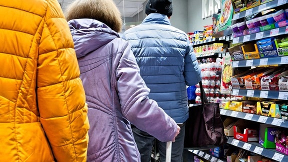 Kunden an der Kasse in einem Supermarkt