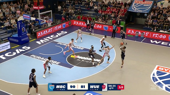 Basketballspieler wirft Ball.