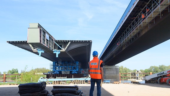 Ein Ingenieur von «Deges» beobachtet den Vorschube der Elbebrücke für die Autobahn 14. 
