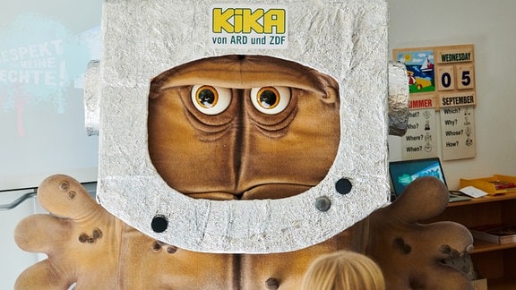 Bernd das Brot, das Kika Maskottchen, kommt in einen Klassenraum.