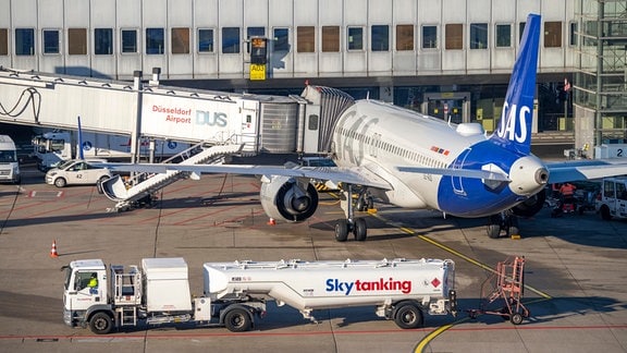 Ein Tankwagen auf einem Flugplatz