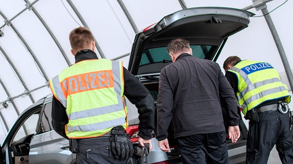 Beamte der Bundespolizei überprüfen einen PKW bei der Einreisekontrolle am deutsch-polnischen Grenzübergang Stadtbrücke.