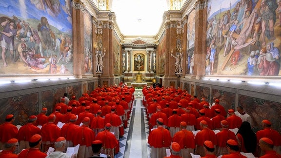 Kardinäle sitzen in der Sixtinischen Kapelle im Vatikan zu Beginn des Konklaves zur Wahl des Nachfolgers des verstorbenen Papstes Franziskus.