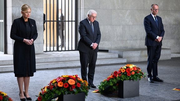 Frank-Walter Steinmeier  legt zusammen mit Julia Klöckner und Friedrich Merz an der Neuen Wache einen Kranz nieder.