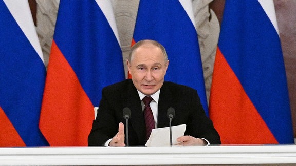 Der russische Präsident Wladimir Putin gestikuliert, während er im Großen Palast des Kremls zu Journalisten spricht.