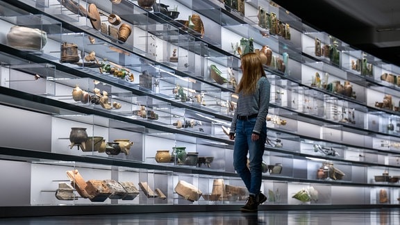 Wie auf einem Zeitstrahl präsentiert eine Wand im Staatlichen Museum für Archäologie Chemnitz (smac) Alltagsgegenstände verschiedener Epochen aus Sachsen