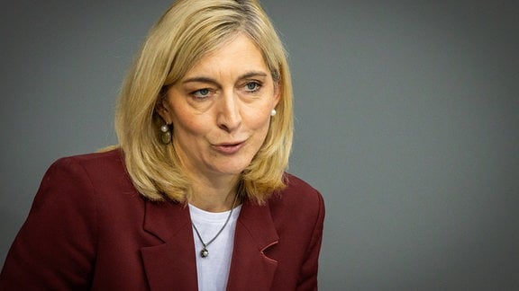 Nina Warken (CDU), Bundesministerin fuer Gesundheit, spricht im Bundestag in Berlin, 15.05.2025.