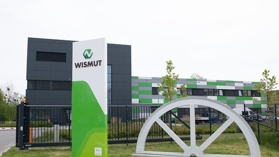 Der Eingang zum Betriebsgelände der Wismut GmbH. Nach 75 Jahren hat der letzte Uran-Transport das Betriebsgelände verlassen. Damit scheidet Deutschland aus der Liste uranproduzierender Staaten aus.