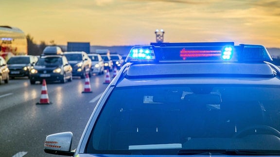 Polizei an einem Stauende auf der Autobahn. (Symbolbild)