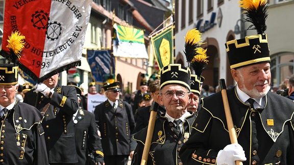 Bergleute bei der Parade durch Sangerhausen