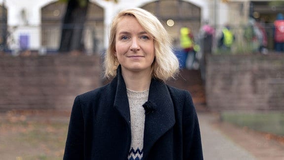 Porträt einer Frau mit hellblonden Haaren.