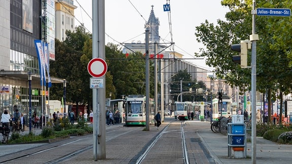 Blick auf Gleise an der Straßenbahn-Haltestelle Alter Markt in Magdeburg