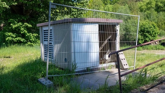 Ein aufgebrochenes Trafohaus. 