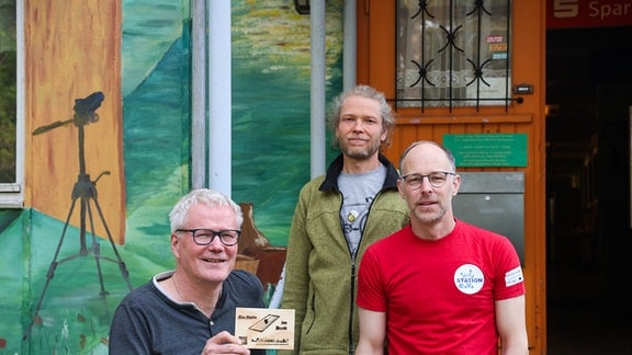 Ein "Stein im Brett" bekommen Leute, die für den Bau der Zukunftsstation Geld spenden. Rund 500.000 Euro muss der Verein als Eigenanteil für den Neubau aufbringen. Bernd Frommelt, Christian Hoffmann und Markus Barthen (von links) freuen sich auf die neuen Arbeitsbedingungen.