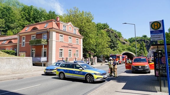 Feuerwehrleute auf einer Straße.