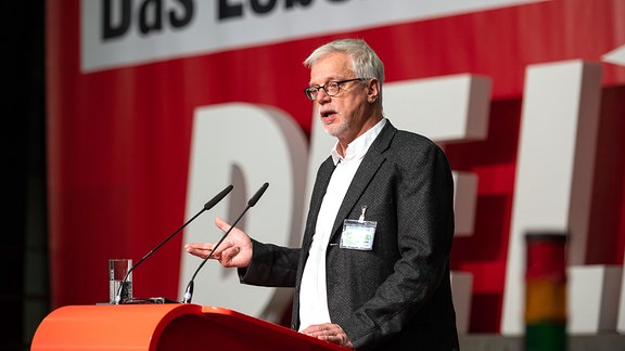 Markus Schlimbach, Vorsitzender des DGB Bezirk Sachsen, spricht auf dem Landesparteitag Linke Sachsen im Messe- und Veranstaltungspark Löbau.