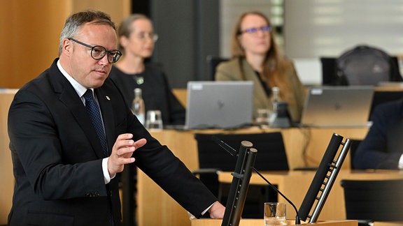 Mario Voigt (CDU), Ministerpräsident von Thüringen, hält eine Regierungserklärung zum Thüringen-Monitor im Thüringer Landtag.