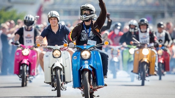 Fahrer von Mopeds der Vogelserie des DDR-Zweiradbauers "Simson" starten am 06.07.2014 in Suhl (Thüringen) bei der Jubiläumsfeier "50 Jahre Simson-Schwalbe" zur "Vogelfrei"-Ausfahrt mit Wertungs-Prüfungen.