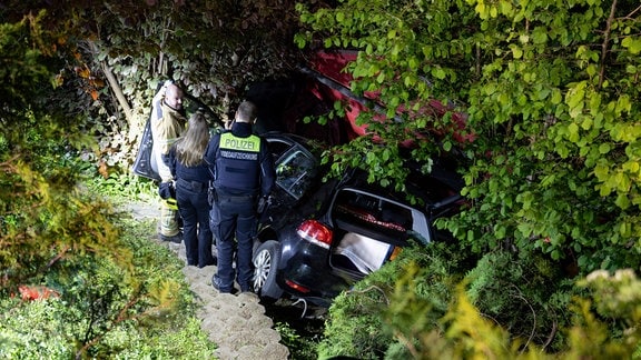 Ein Auto ist bei einem Unfall einen Hang hinabgestürzt