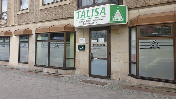 Ein Gebäude mit der Aufschrift Tailisa.