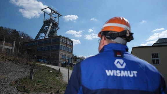 Ein Mitarbeiter der Wismut GmbH steht am Schacht 371 des früheren Wismut-Bergbaus in Bad Schlema.