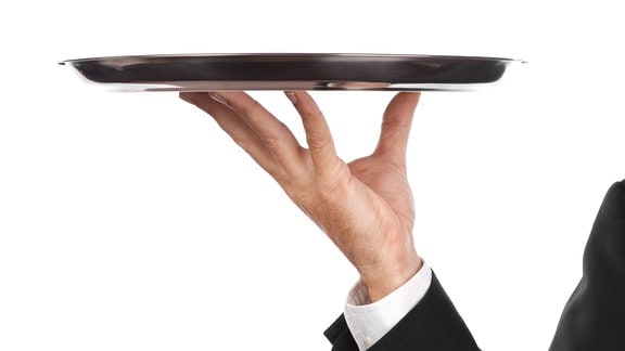 Kellner mit Tablett
