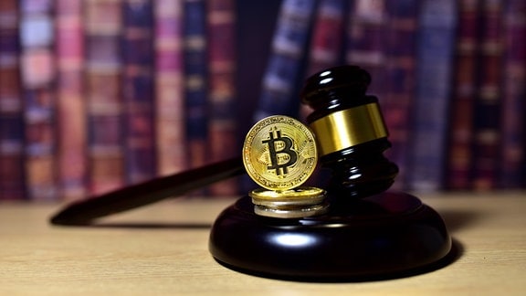 Richterhammer und ein goldener Bitcoin