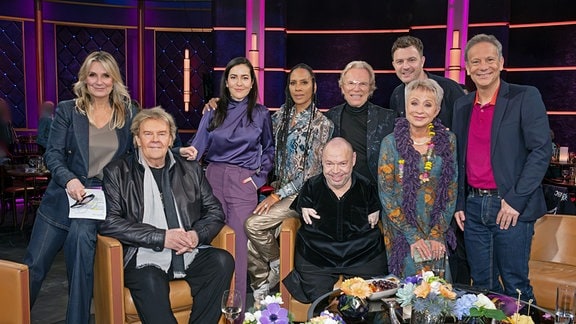 Gäste der Sendung Riverboat posieren gemeinsam für ein Gruppenfoto.