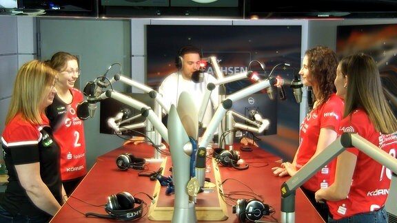 Patrick Fritzsche und Volleyballerinnen des DSC im Sachsenradio-Studio