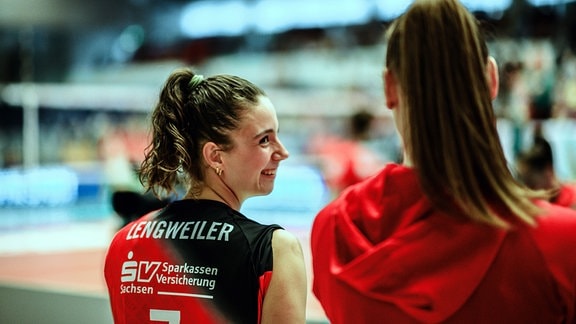 Julie Lengweiler, lachend am Spielfeldrand mit einer Mannschaftskollegin