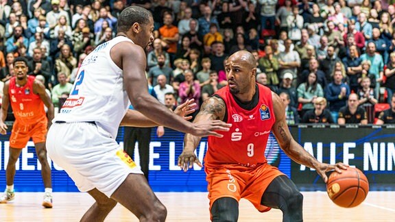 im Zweikampf Tyren Johnson MBC und Deandre Lansowne Chemnitz 