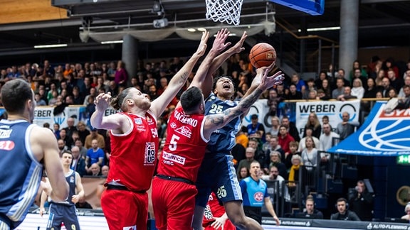 Elias Rapieque Alba Berlin, No25, Ivan Tkachenko Syntainics MBC