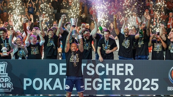 Die Mannschaft feiert als der Pokal in die Höhe gereckt wird