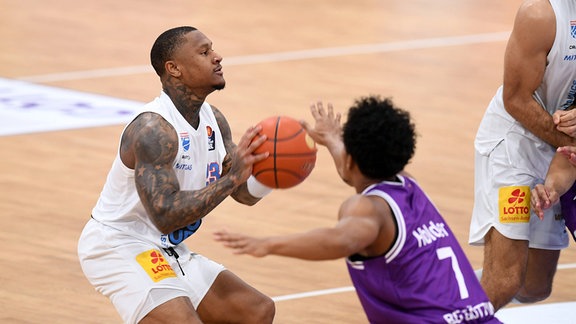 Tra Holder (BG Goettingen 7) versucht Charles Callison (Syntainics MBC 23) im Basketballspiel BG Goettingen gegen Syntainics MBC den Ball zu stehlen. 