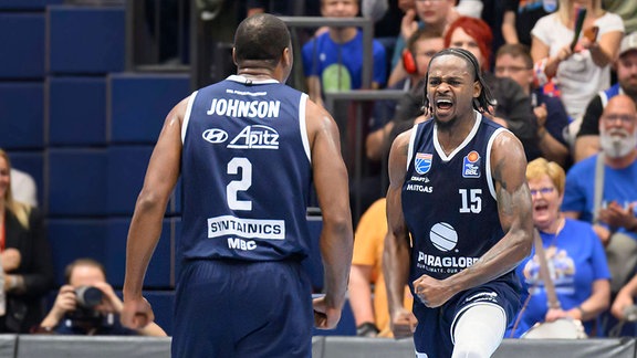 Tyren Johnson, Ty Brewer jubeln nach Korbwurf