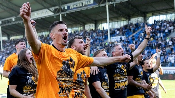Spieler von Dynamo Dresden, vorne mit Stefan Kutschke SGD, 30, jubeln nach dem Spielende trotz Niederlage über den Aufstieg.