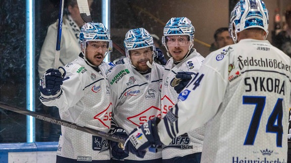 Eishockey-Spieler im Torjubel