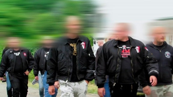 Ein seltenes Bild: Hammerskins marschieren mit ihren Symbolen – zwei gekreuzte Zimmermannshämmer auf einem Zahnrad – auf. In der Regel scheuen sie die Öffentlichkeit.